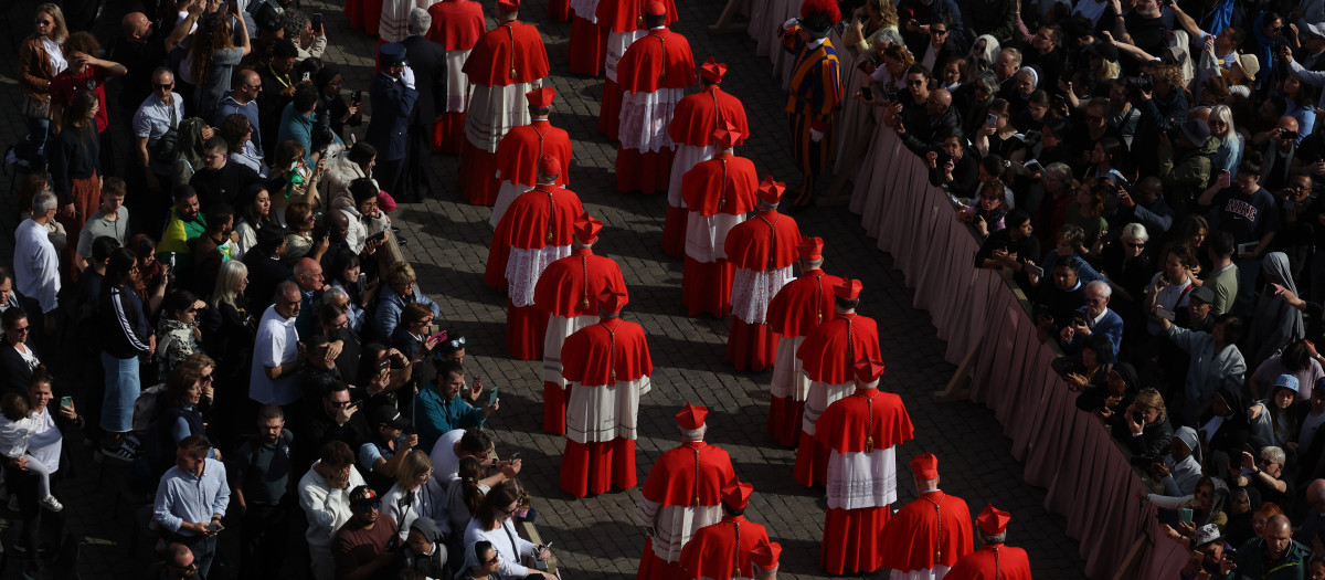 La procesión ha sido acompañada por los cardenales presentes en Roma
