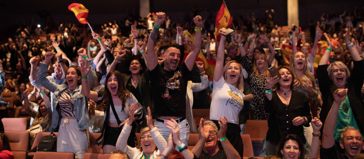 Varias personas apoyando la participación de Chanel Terrero durante Festival de Eurovisión 2022, en Olesa de Montserrat, Barcelona