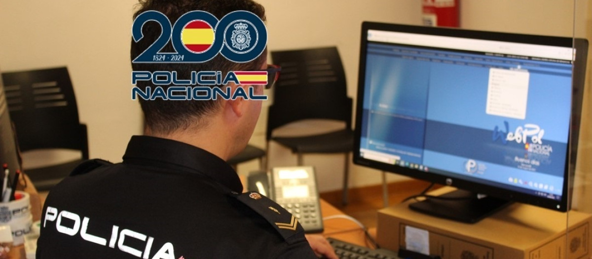 Agente de la Policía Nacional delante de un ordenador