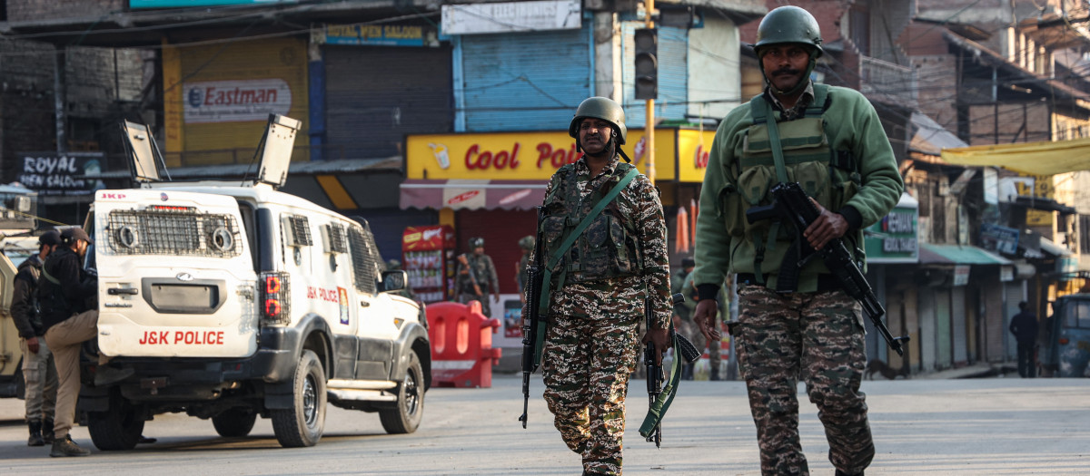 Fuerzas de seguridad de la India patrullan las calles de Pahalgam, tras el atentado contra turistas