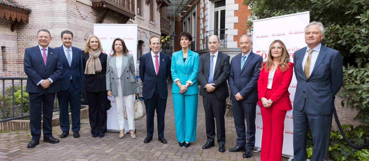 Antonio Huertas, presidente de Fundación MAPFRE, y Elma Saiz, ministra de Igualdad, Seguridad Social y Migraciones, acompañados por miembros del Patronato, la directora general y la directora de proyectos de la Fundación.