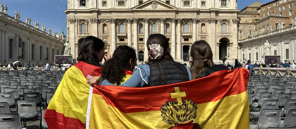 Jóvenes de Pamplona en la Plaza De San Pedro del Vaticano esta mañana