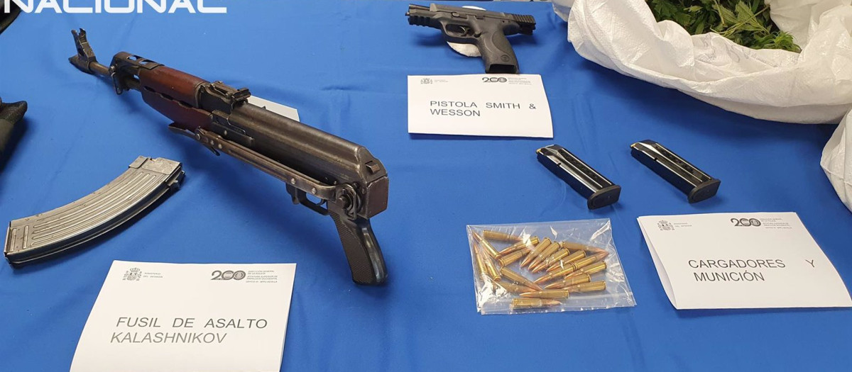 Imagen de las armas y la droga intervenidas en la última macroredada en las Tres Mil Viviendas