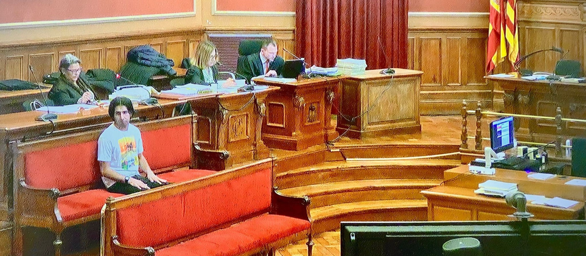 El acusado de matar a su exnovia de 26 años en el barrio de El Clot de Barcelona en marzo de 2022 durante el juicio con jurado popular que se celebra en la Audiencia de Barcelona