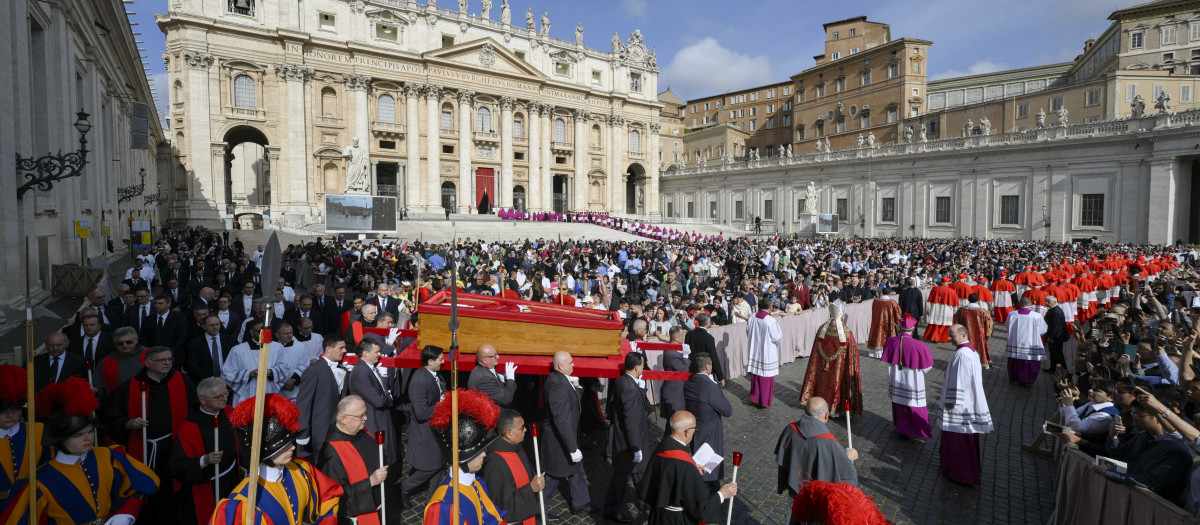 Momento en que el féretro del Papa Francisco se traslada a la Basílica de San Pedro