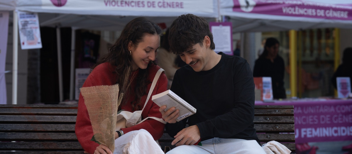 Una pareja se regala una rosa y un libro durante la Diada de Sant Jordi 2025