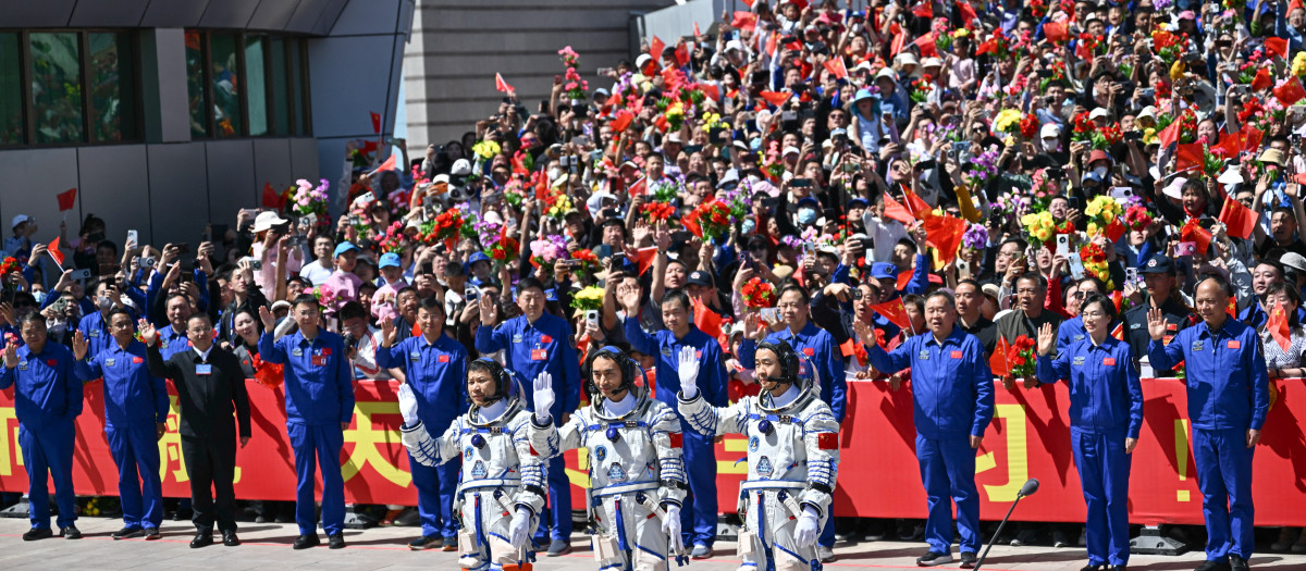 Los astronautas de la misión espacial china Shenzhou-20, Wang Jie, Chen Zhongrui y Chen Dong, saludan durante una ceremonia de despedida