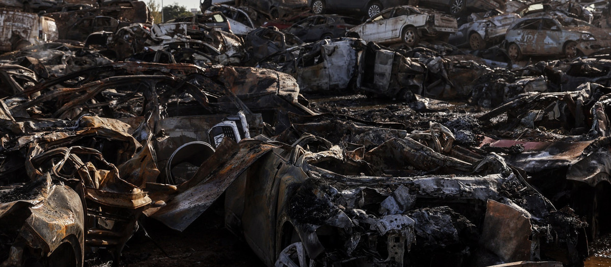 (Foto de ARCHIVO)
Los restos del incendio de la campa de residuos y vehículos de la DANA, originado ayer, a 17 de diciembre de 2024, en Catarroja, Valencia, Comunidad Valenciana (España). Ayer por la tarde, se incendió una campa con vehículos y otros residuos de la DANA en un solar de Catarroja. El incendio fue extinguido por los bomberos de la Generalitat valenciana a medianoche. Antes de este fuego, hubo uno en una antigua cantera de Alberic, que también tenía enseres retirados por las inundaciones y obligó a desalojar tres residencias de ancianos.
Rober Solsona / Europa Press
17 DICIEMBRE 2024;INCENDIOS;48 HORAS;DOS SOLARES;RESIDUOS;COCHES;DANA
17/12/2024