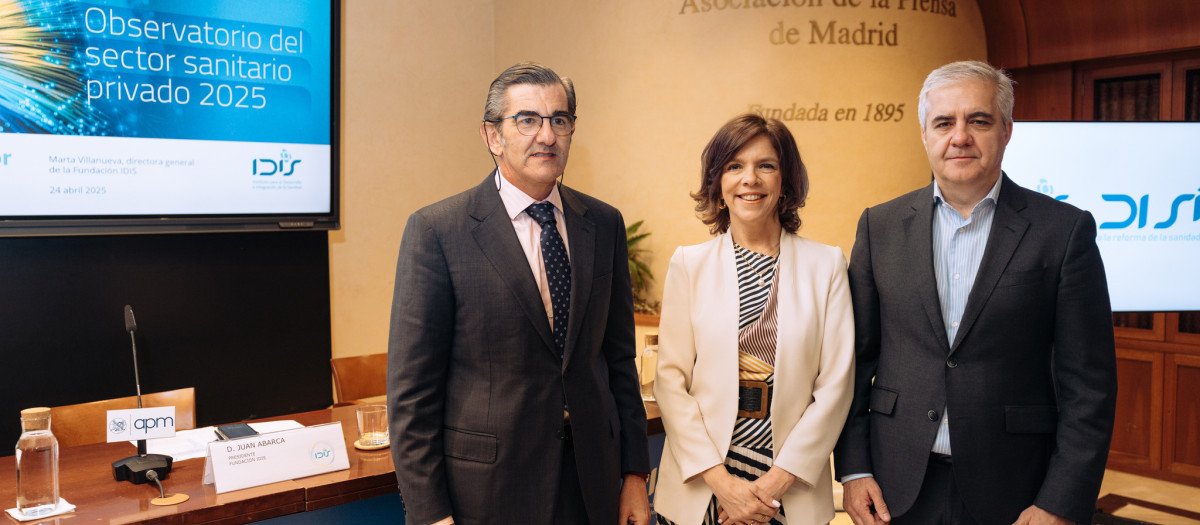 De izquierda a derecha) Juan Abarca, presidente de la Fundación IDIS; Marta Villanueva, directora general de la Fundación IDIS y Patxi Amutio, secretario general de la Fundación IDIS