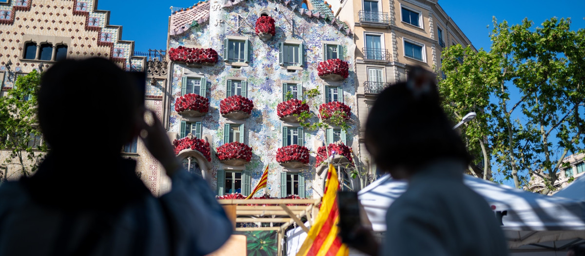 La fachada de la Casa Batlló de Barcelona, decorada con rosas por Sant Jordi