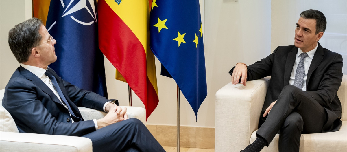 El presidente del Gobierno, Pedro Sánchez (d), y el secretario general de la OTAN, Mark Rutte (i), durante una reunión, en el Complejo de la Moncloa, a 27 de enero de 2025, en Madrid (España)