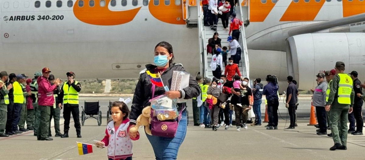 Inmigrantes venezolanos llegan a caracas repatriados desde México