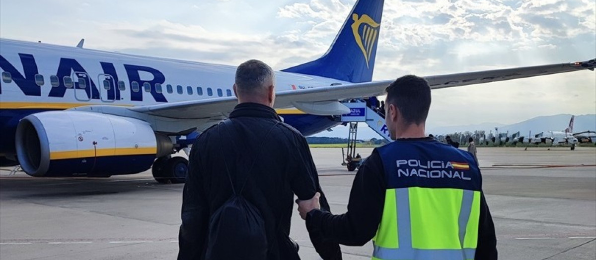 Uno de los ciudadanos expulsados en el vuelo para repatriarlo.