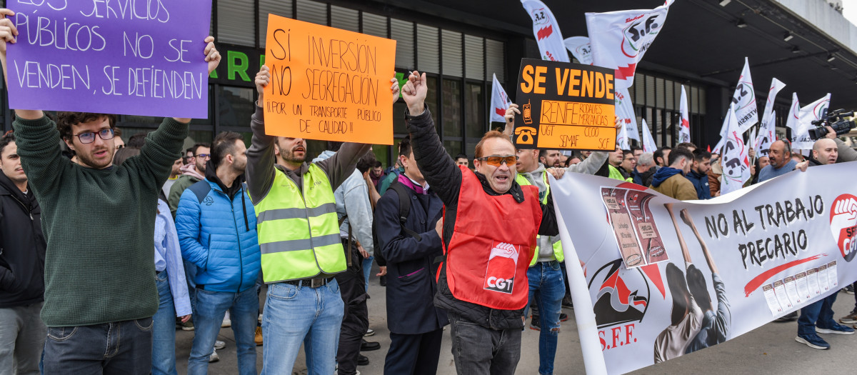 Varios trabajadores de Renfe y Adif con carteles durante una concentración por la huelga estatal
