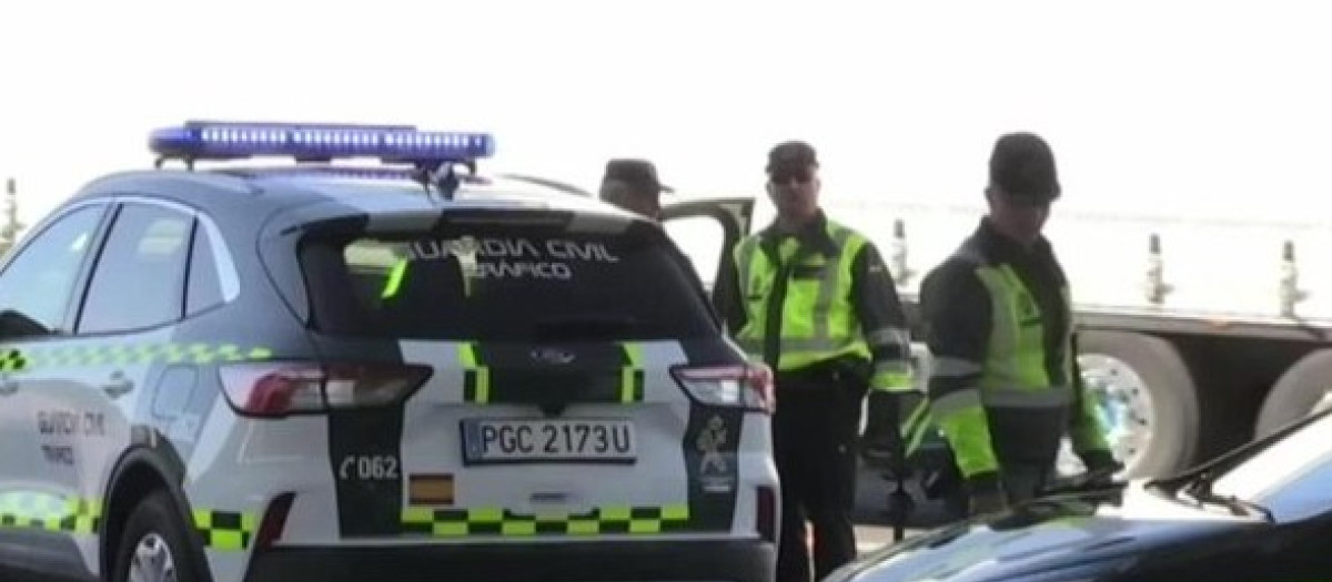 Agentes de la Guardia Civil de Tráfico intervienen en un accidente