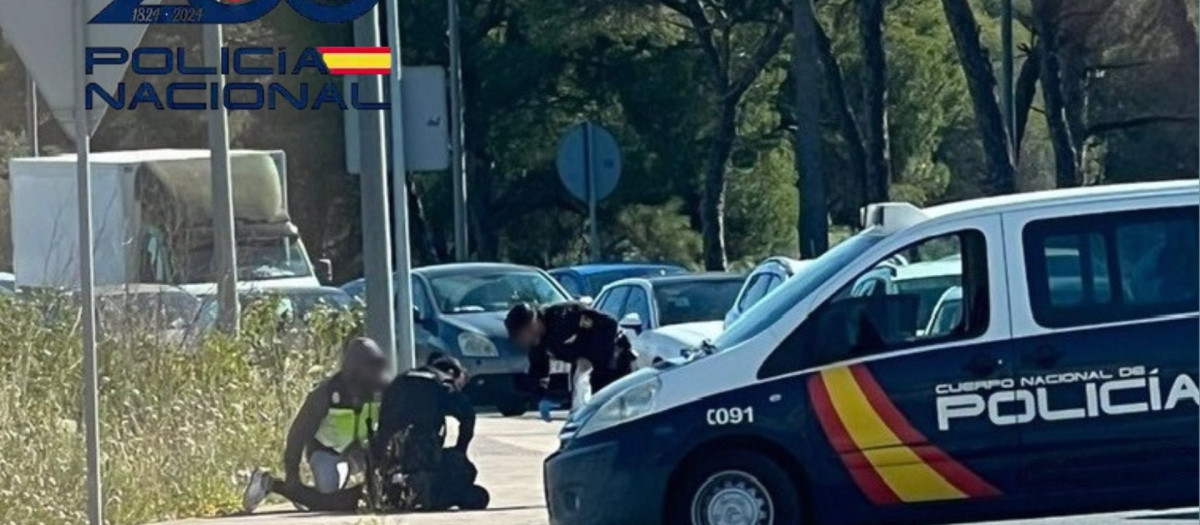 Momento de la detención de una de las dos personas con un kilo de cocaína para vender en Jerez