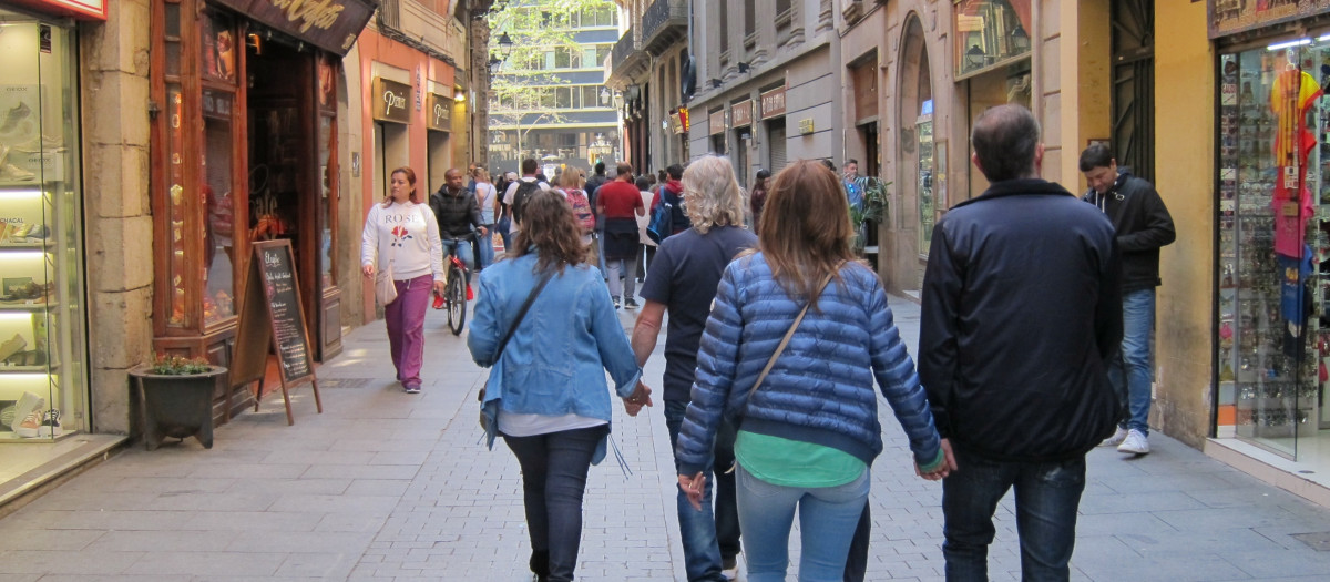 Gente paseando por las Ramblas