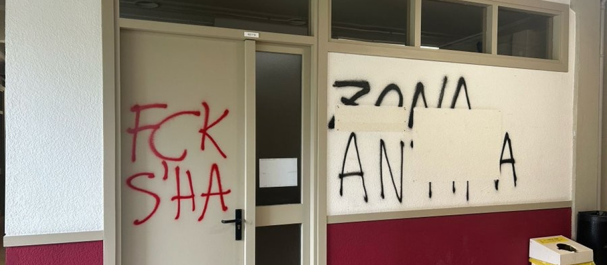 Pintadas frente al aula donde se iba a realizar el acto de S'ha Acabat!