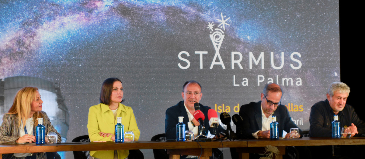 La consejera de Universidades, Ciencia, Innovación y Cultura del Gobierno de Canarias, Migdalia Machín (2i); el presidente del Cabildo de La Palma, Sergio Rodríguez, (3i); el comisionado especial para la recuperación de La Palma, Héctor Izquierdo, y Garik Israelian, director del Starmus, durante la presentación de este festival que comienza este viernes con la presencia de destacados científicos