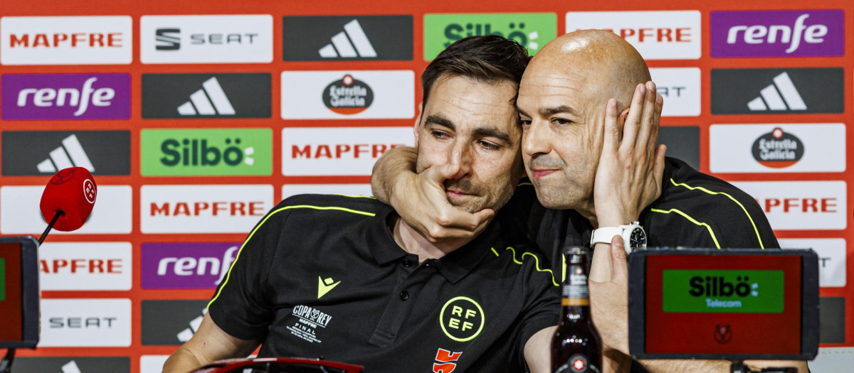 Rueda de prensa de los árbitros de la Final de la Copa del Rey Ricardo de Burgos Bengoetxea (i) y Pablo González Fuertes
