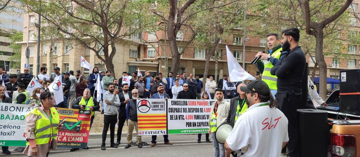 Momento de la manifestación ante la Conselleria de Territorio, Vivienda y Transición Ecológica de la Generalitat.