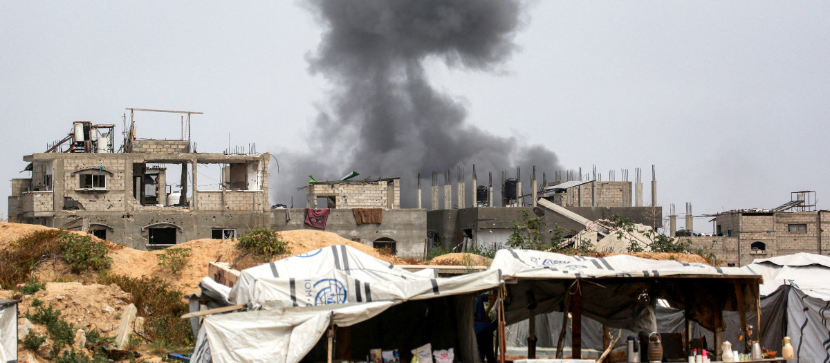 Una columna de humo se eleva en Beit Lahia al norte de la franja de Gaza
