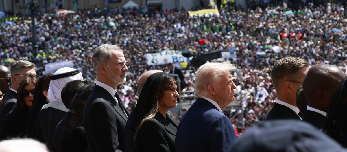 CIUDAD DEL VATICANO, 26/04/2025.- El rey Felipe junto al presidente de Estados Unidos Donald Trump (2d) y su esposa Melania (c) en presencia del presidente de Estonia, Alar Karis, en la plaza de San Pedro donde asisten al funeral por el papa Francisco, este sábado. EFE/Casa de S.M. el Rey/Francisco Gómez -SOLO USO EDITORIAL/SOLO DISPONIBLE PARA ILUSTRAR LA NOTICIA QUE ACOMPAÑA (CRÉDITO OBLIGATORIO)-