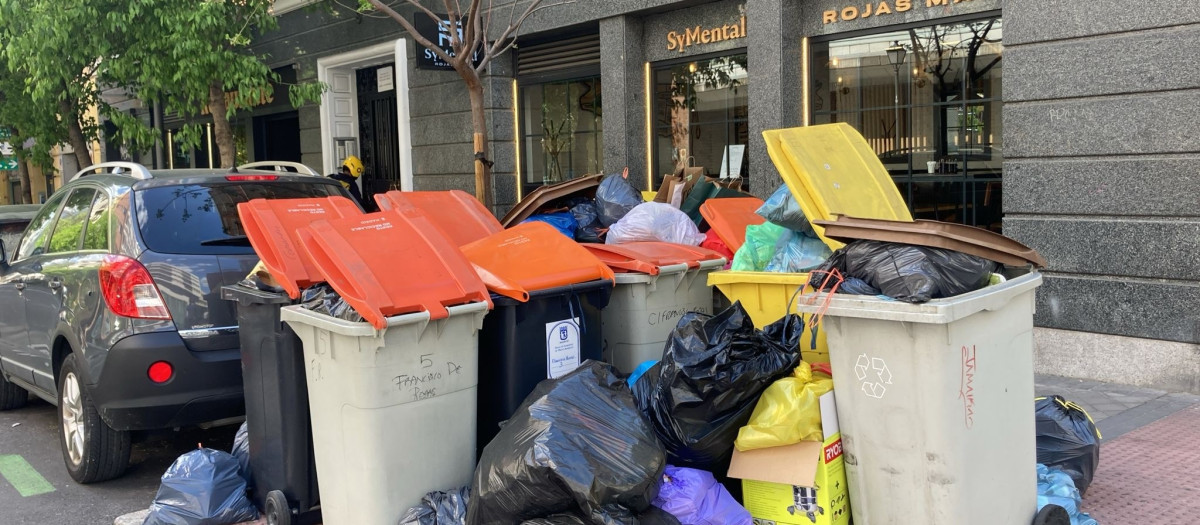 Los desperdicios se acumulan en las calles de la ciudad de Madrid, donde, según el decreto de servicios mínimos, ha de recogerse la basura en días alternos en función de los distritos.