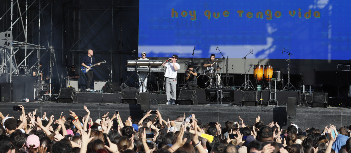 Los asistentes a la III Fiesta de la Resurrección disfrutan de los conciertos de Kike Pavón, Siempre Así, Beret, Hakuna Group Music y Cali & El Dandee