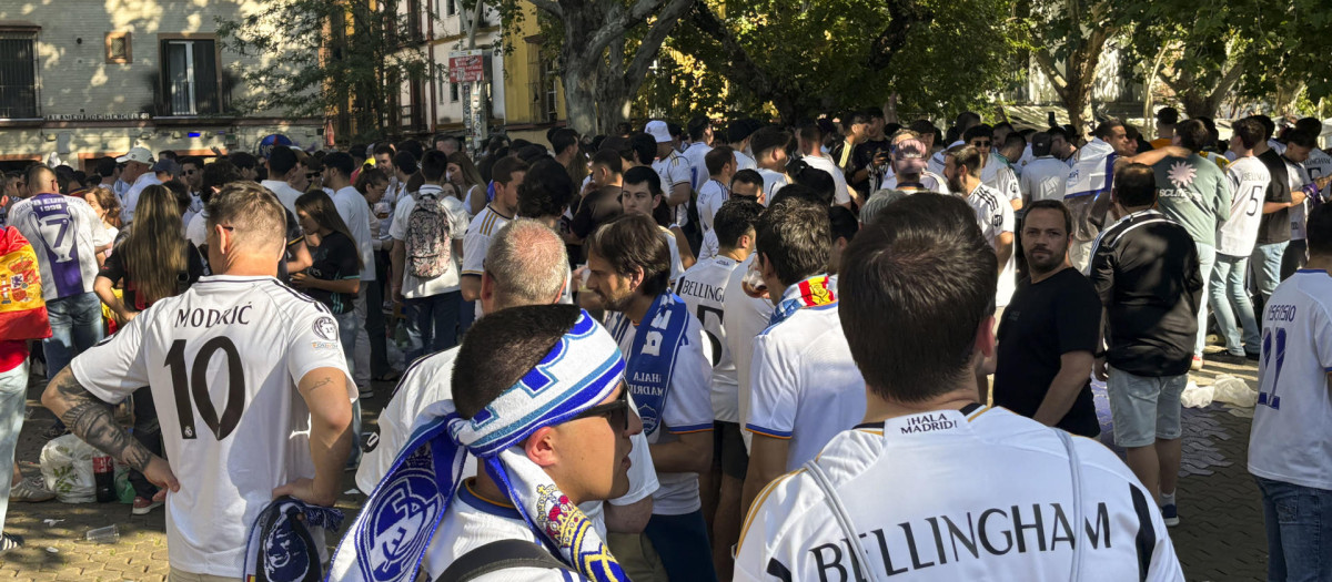 Aficionados del Real Madrid en la zona de La Alameda en Sevilla antes de la final de la Copa del Rey