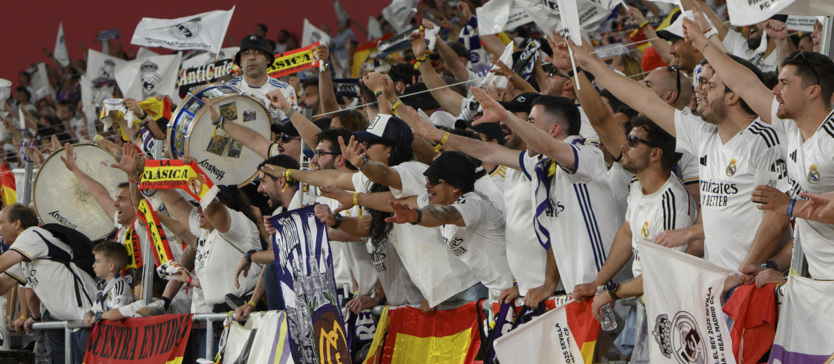 La afición del Real Madrid anima a su equipo antes de que eche a rodar el balón