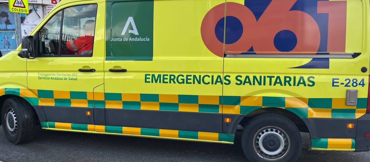 Ambulancia de emergencias sanitarias del 061
Un joven de 18 años ha fallecido en la madrugada de este domingo al quedar atrapado en un montacargas en un salón de celebraciones en Córdoba, según ha informado el 112.
POLITICA