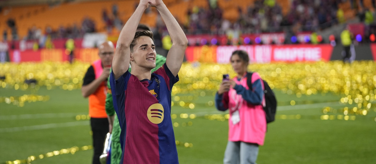 Gavi celebra el título de Copa del Rey con los aficionados del Barcelona