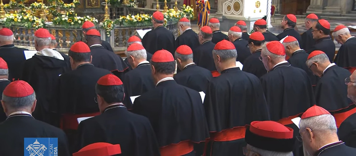 Los cardenales durante la visita a la tumba del Papa Francisco
