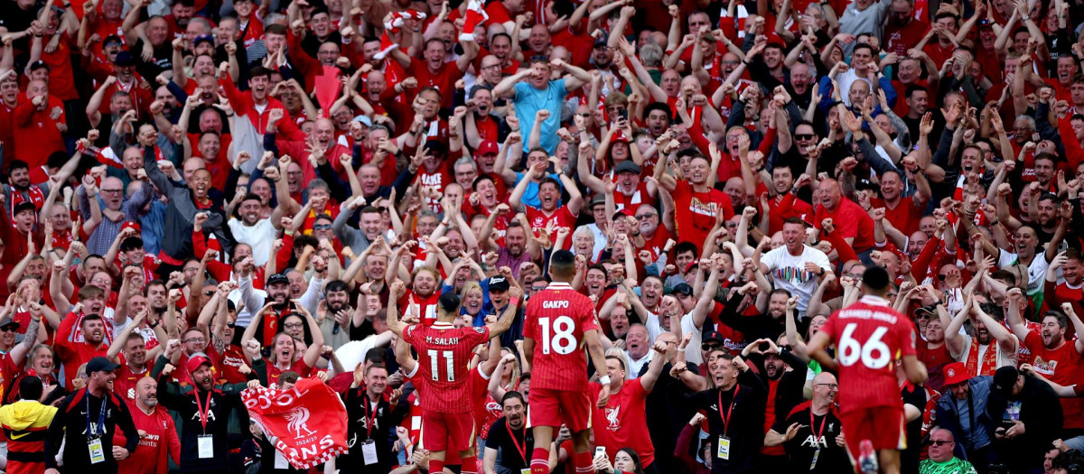 Los jugadores del Liverpool celebran el título de Premier League con su afición