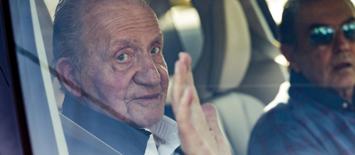 Juan Carlos acompañado por el presidente del Real Club de Sanxenxo, Pedro Campos, a su salida hoy Domingo de la localidad pontevedresa donde ha pasado unos días. EFE/Lavandeira jr.