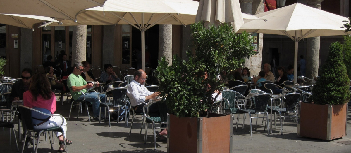 Terraza de un bar en la plaza Mayor de Valladolid