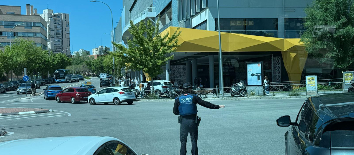 Un agente de movilidad controla el tráfico durante el apagón en la zona de IFEMA