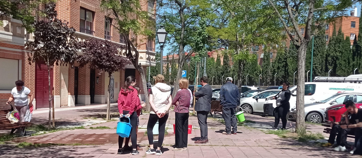 Varias personas se abastecen de agua en una fuente pública de Valladolid