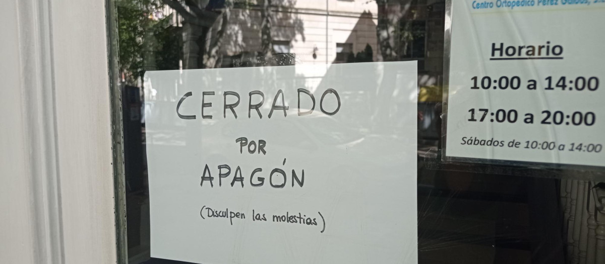 Un establecimiento de Valladolid cerrado, este lunes, por el apagón