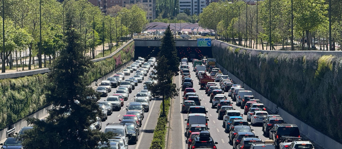 Varias zonas de la M-30 de Madrid continúan colapsadas.