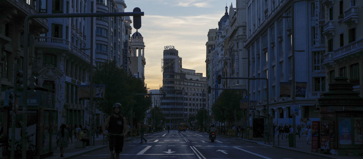 Fotografía de la Gran Vía sin luz este lunes durante el apagón masivo del sistema eléctrico en Madrid.
