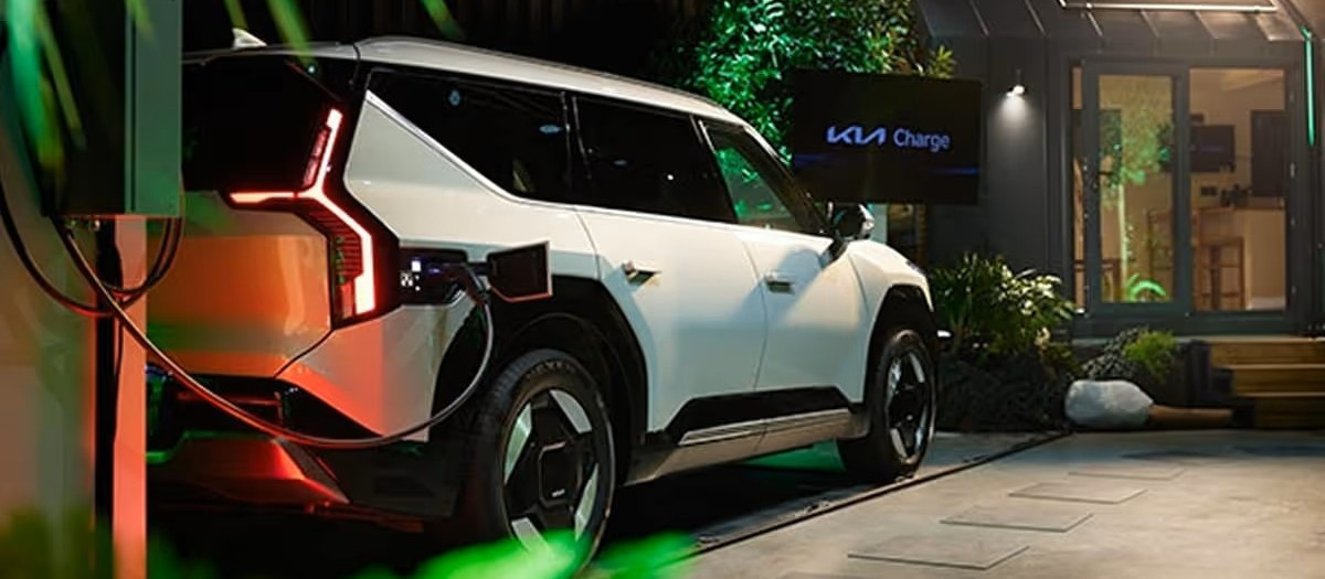 Un coche eléctrico conectado a una casa