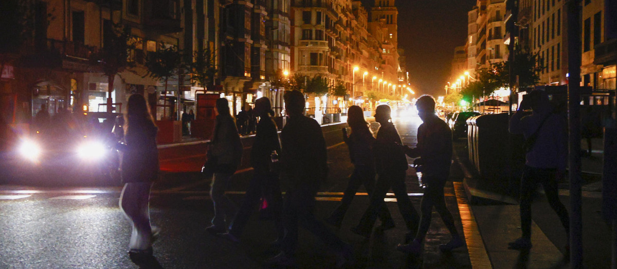 Un grupo de jóvenes cruza la Ronda Universidad de Barcelona este lunes