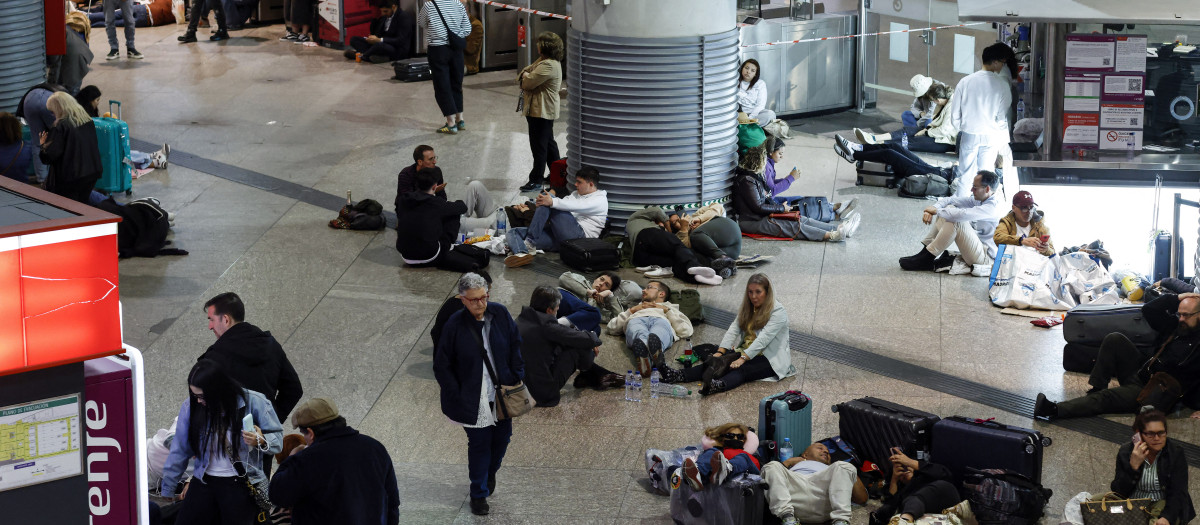 Viajeros pernoctan en la estación de Atocha la noche del apagón