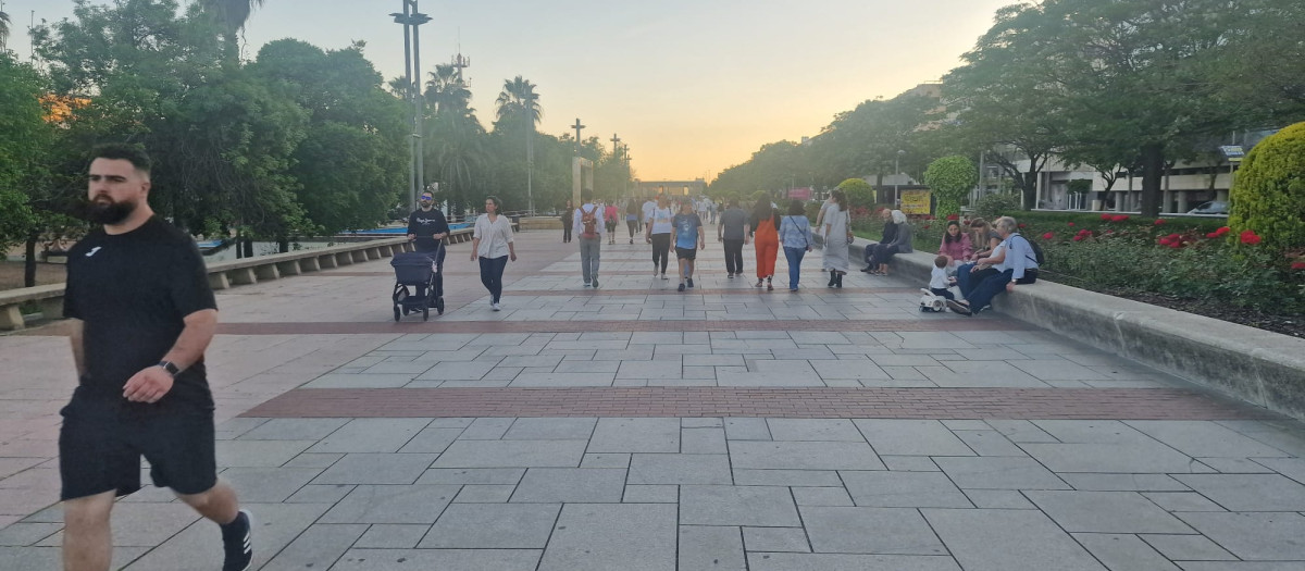 Cordobeses ayer al anochecer, por la zona de El Vial