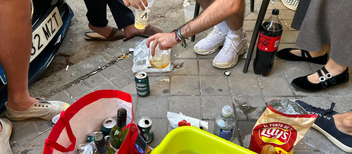 Varios jóvenes hacen botellón en la calle de Donoso Cortés durante el apagón