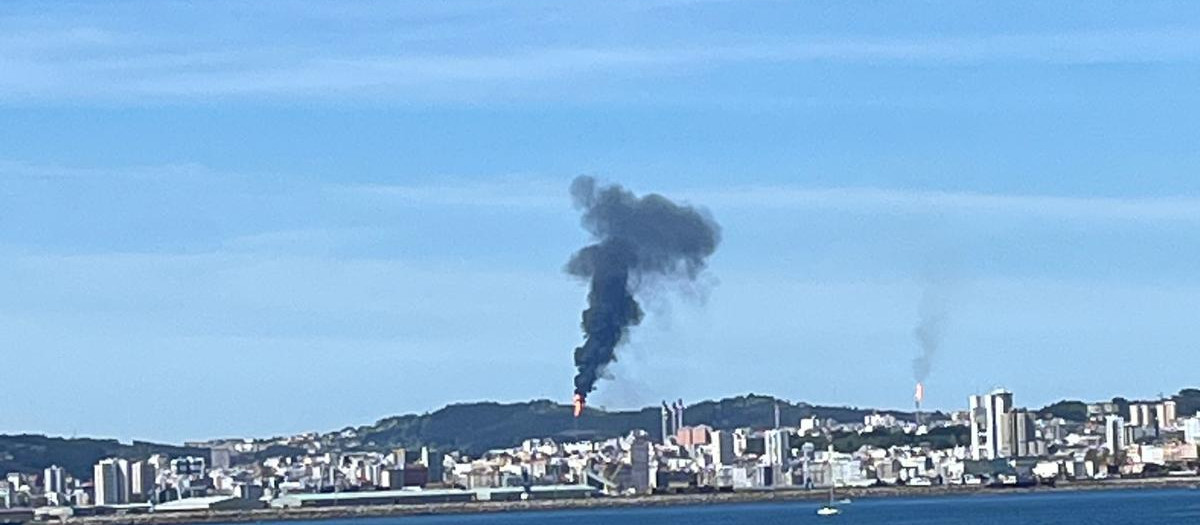 Imagen de la refinería de La Coruña desde Oleiros