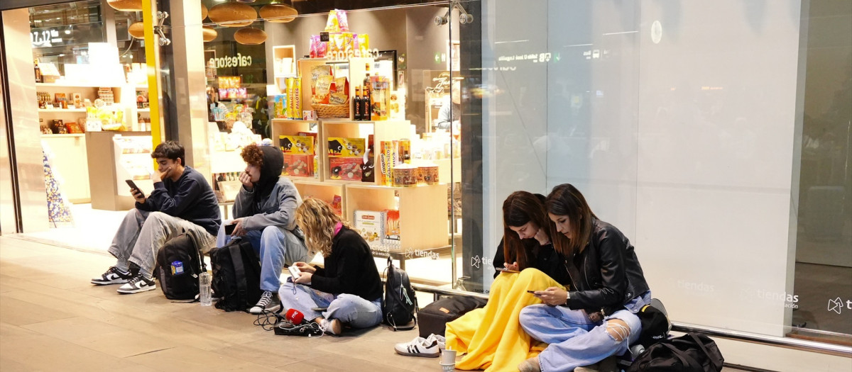 Numerosas personas esperan en la estación de trenes de Santa Justa el día después del apagón generalizado. A 29 de abril de 2025, en Sevilla (Andalucía, España). Abren las puertas de la estación ferroviaria de Santa Justa, que se había desalojado de manera preventiva tras la caída del abastecimiento energético que ha sufrido la Península Ibérica en la jornada de ayer 28 de abril.

Francisco J. Olmo / Europa Press
29/4/2025
