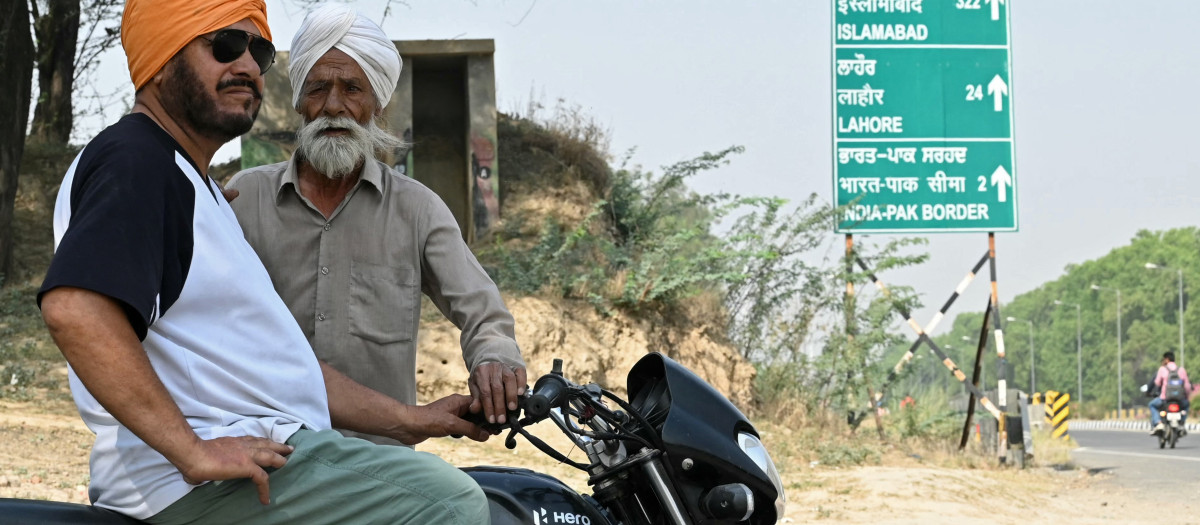 Aldeanos junto a una carretera cerca del puesto fronterizo entre India y Pakistán en Wagah, India